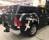 Toyota Hilux folierad i Avery SWF Mattsvart med utksuren dekor i kromfolie